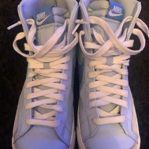 Only worn 2 times,fits good,quality is amazing,looks amazing